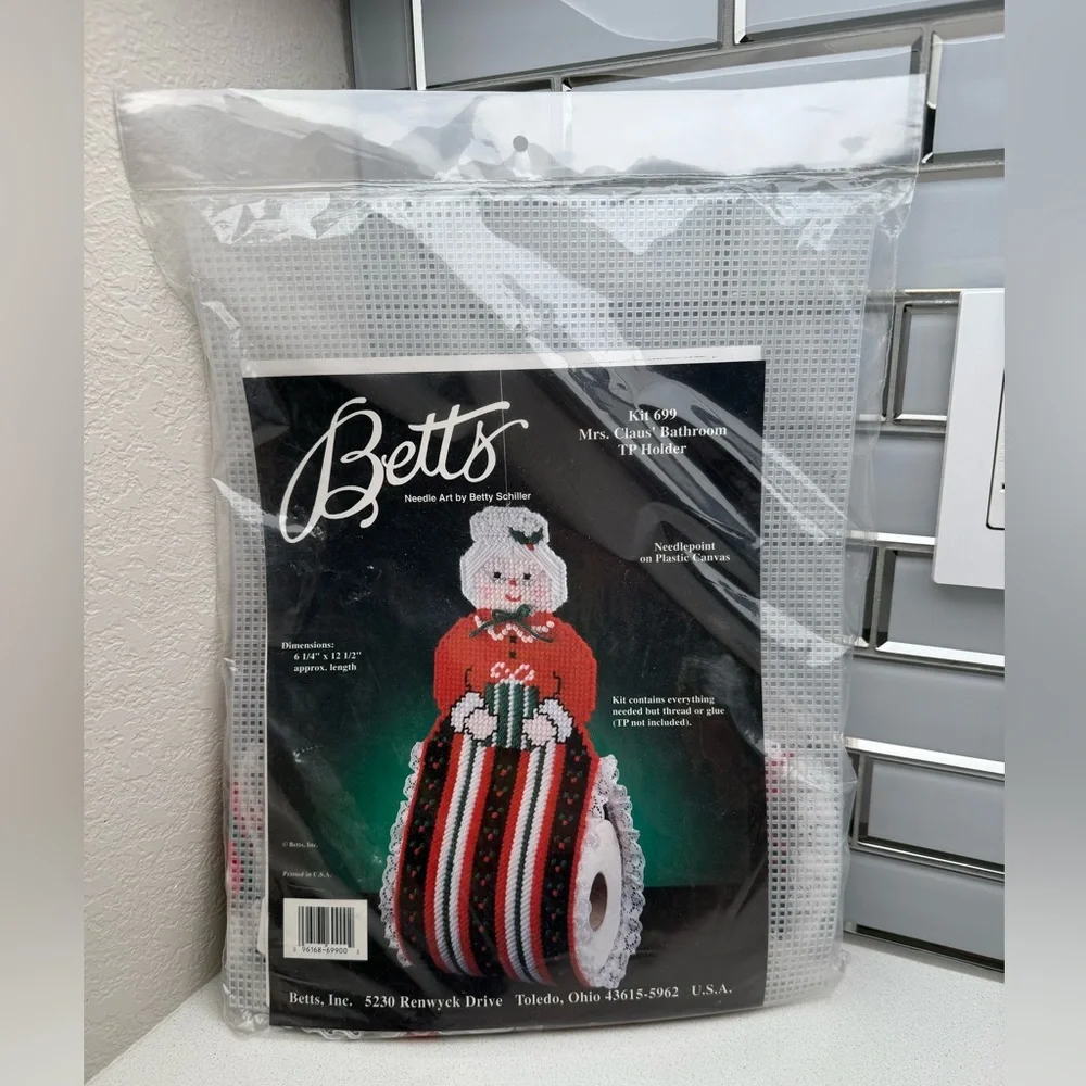 New Vintage Mrs Claus' Bathroom Toilet Paper Holder Needlepoint Plastic Canvas - Picture 2 of 5